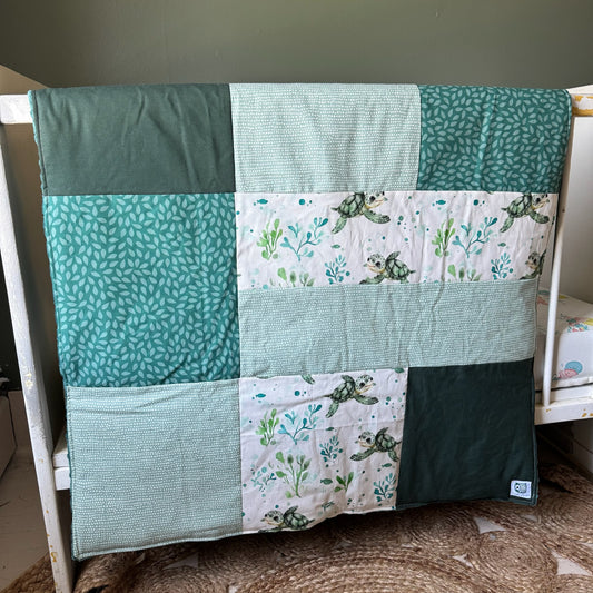 Prête à partir, Couverture de style courtepointe légèrement matelassée, tortues.  Endos doux en minky émeraude