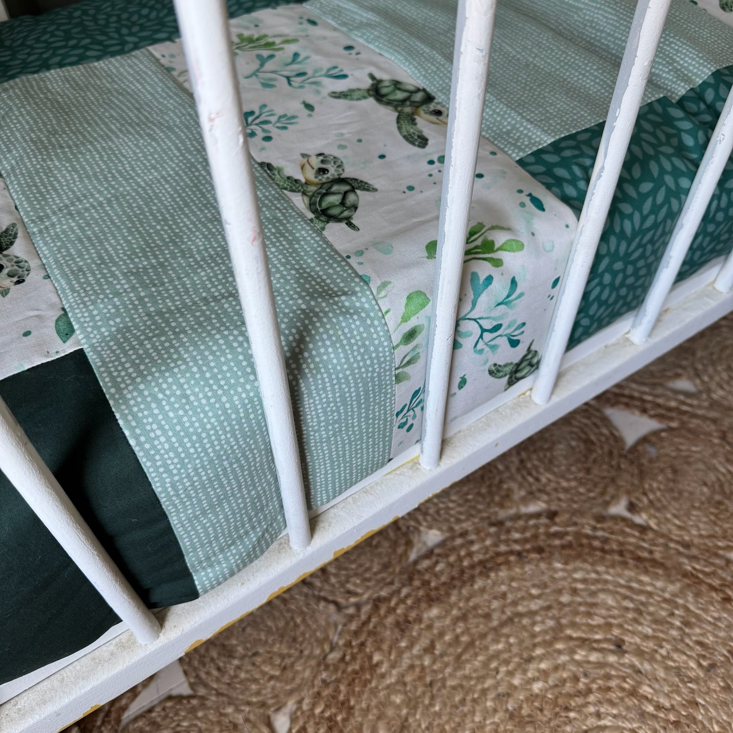 Prête à partir, Couverture de style courtepointe légèrement matelassée, tortues.  Endos doux en minky émeraude