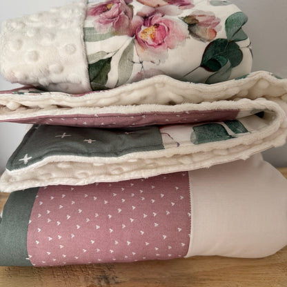 Prête à partir, Couverture de style courtepointe légèrement matelassée, fleurs roses et feuillage. Endos doux en minky ivoire