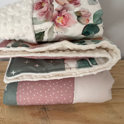 Prête à partir, Couverture de style courtepointe légèrement matelassée, fleurs roses et feuillage. Endos doux en minky ivoire