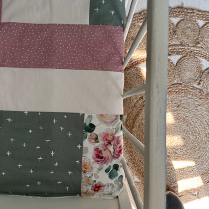 Prête à partir, Couverture de style courtepointe légèrement matelassée, fleurs roses et feuillage. Endos doux en minky ivoire