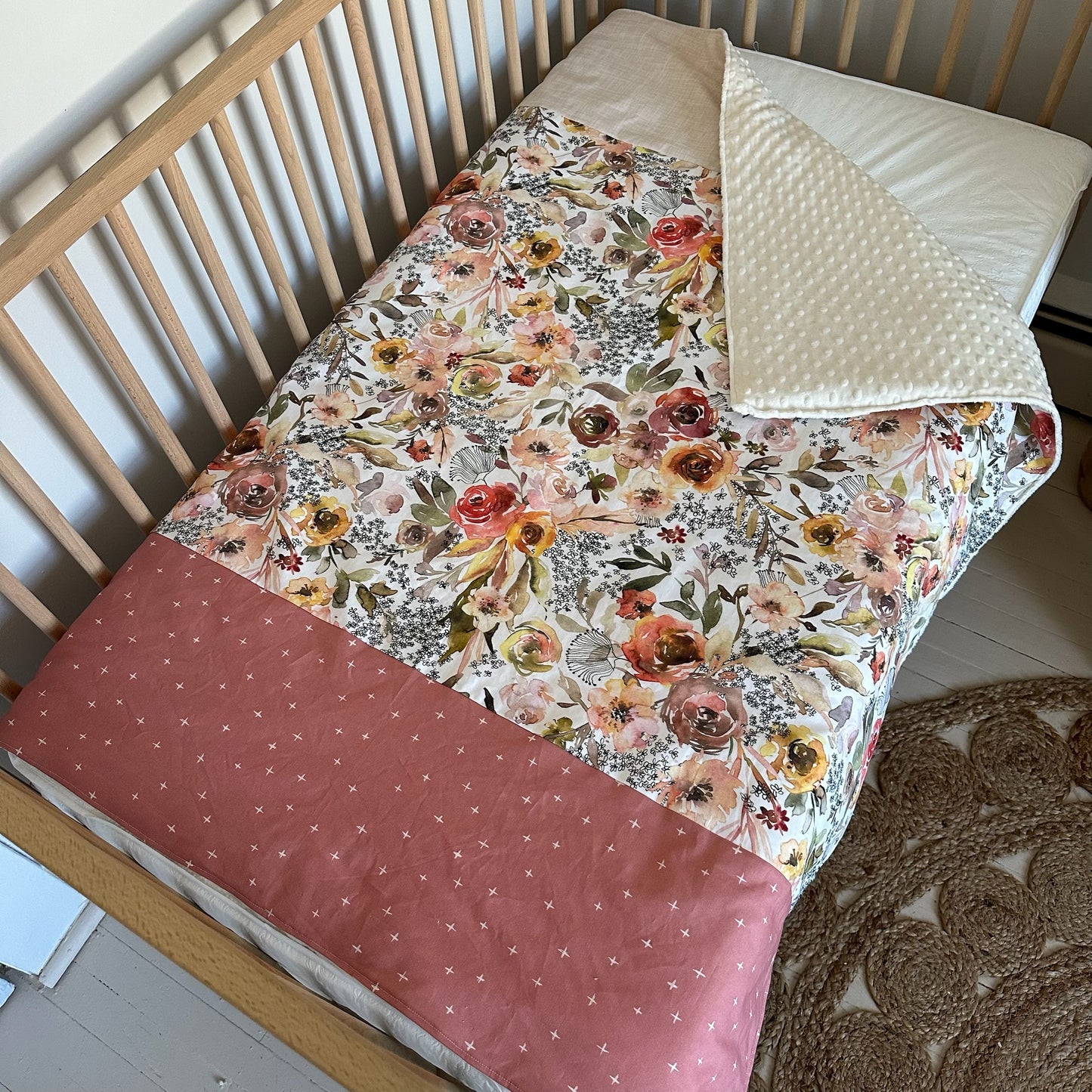 Couverture lit de bébé , pour couchette ou lit de transition en 3 bandes.