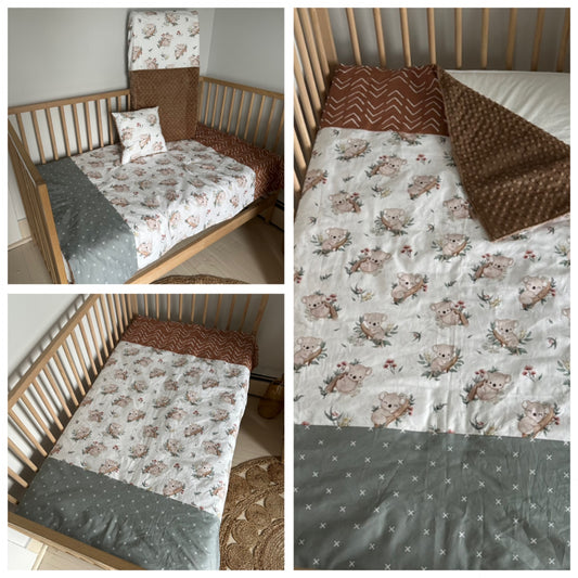 Prêtes à partir ! Couverture lit de bébé , pour couchette ou lit de transition en 3 bandes. Koalas endos minky taupe (dernière)