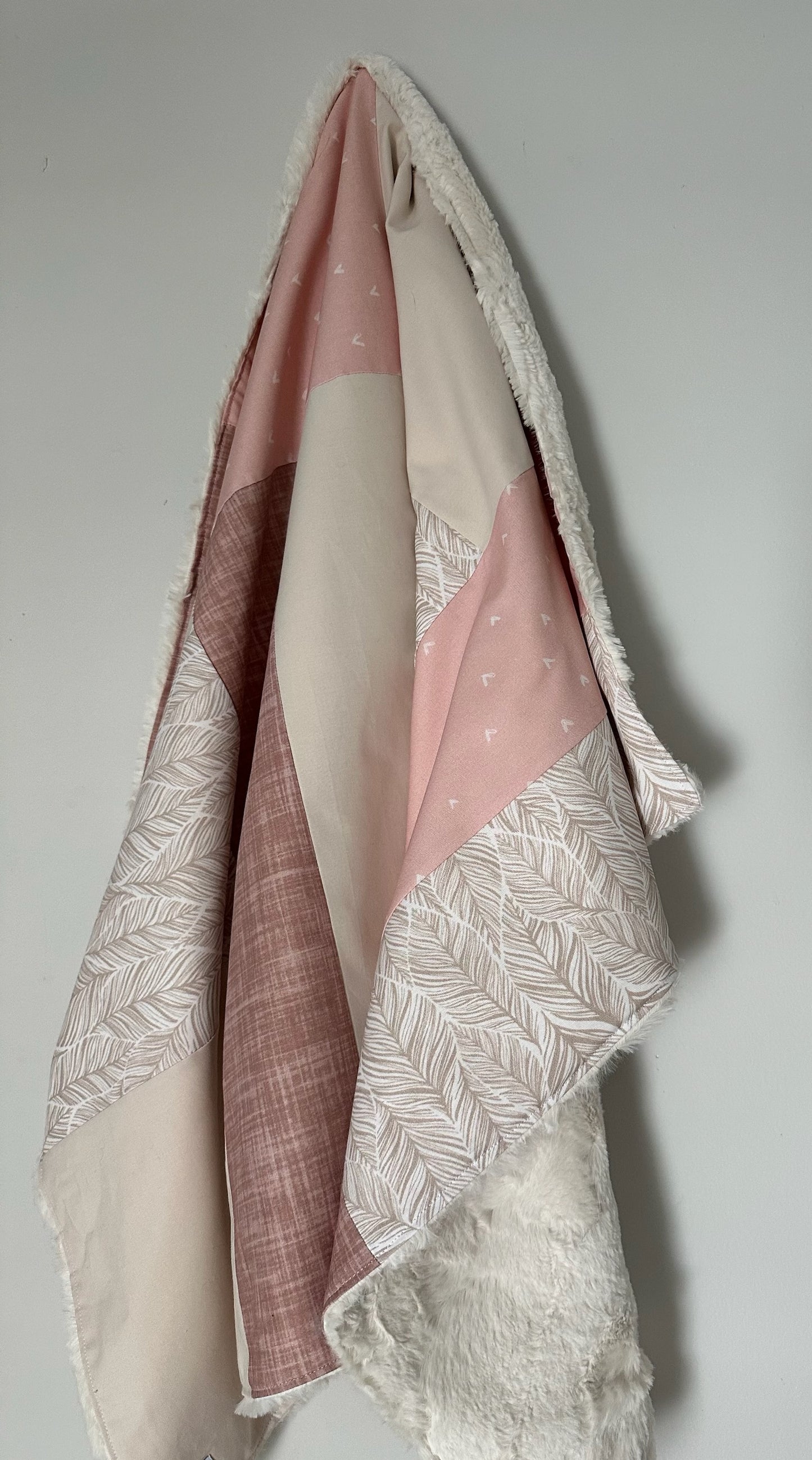 Couverture de style courtepointe Coeur rose pâle et feuillage beige  Endos doux au choix et possibilité d'ajouter des accessoires assortis