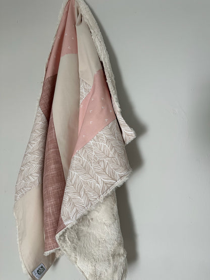 Couverture de style courtepointe Coeur rose pâle et feuillage beige  Endos doux au choix et possibilité d'ajouter des accessoires assortis