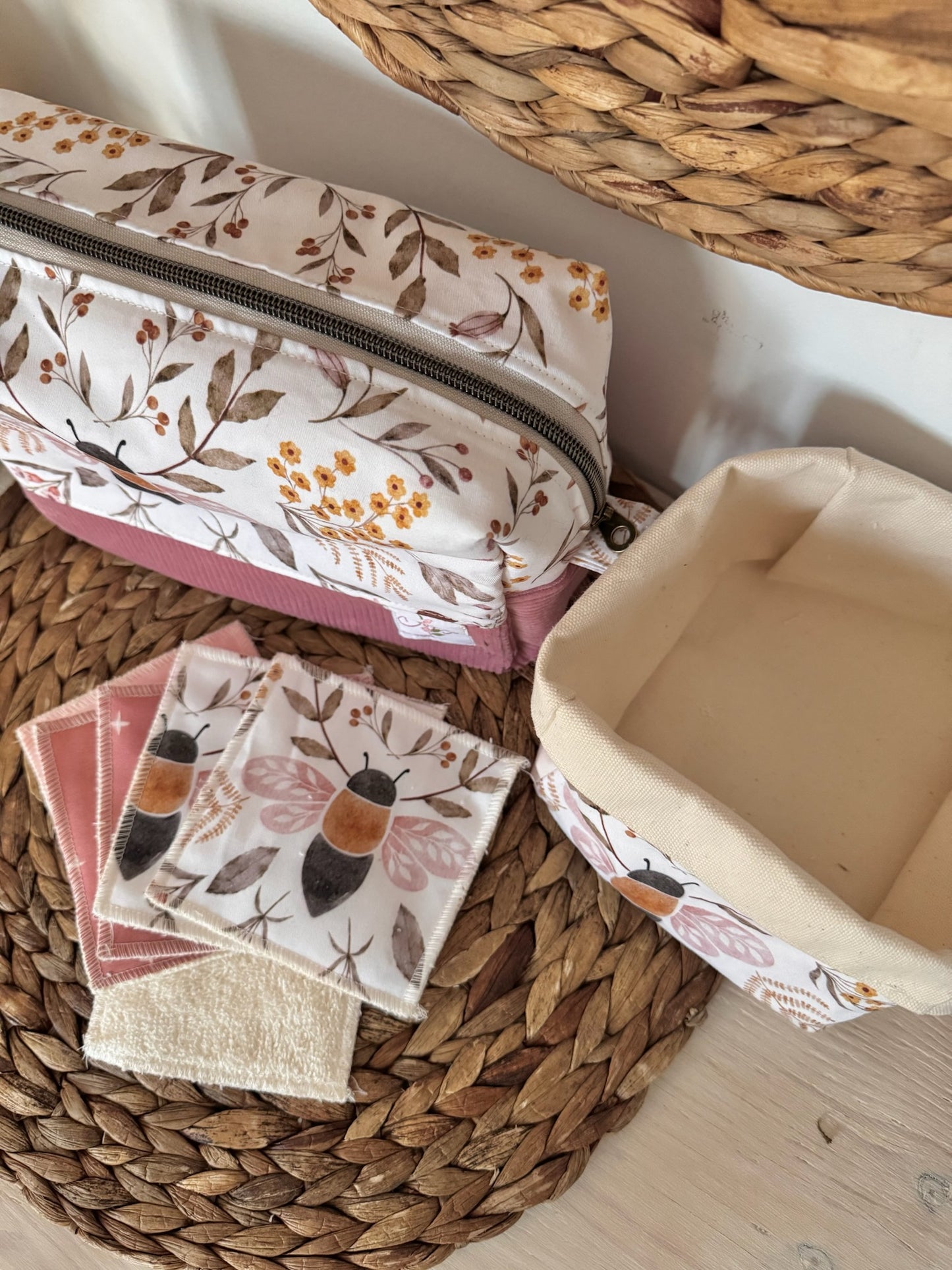 Washcloths, wipe, size approximately 8x8'' comes in a set of 4