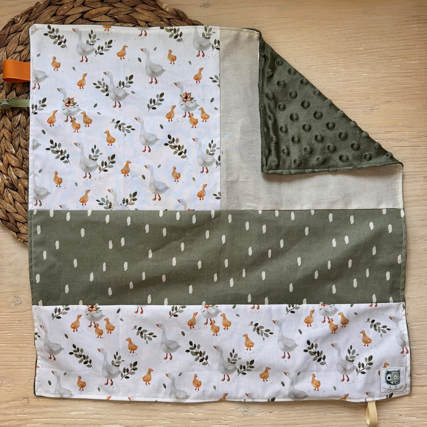 Doudou étiquette style courtepointe avec attache-suce ou jouet