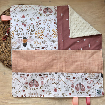 Doudou étiquette style courtepointe avec attache-suce ou jouet