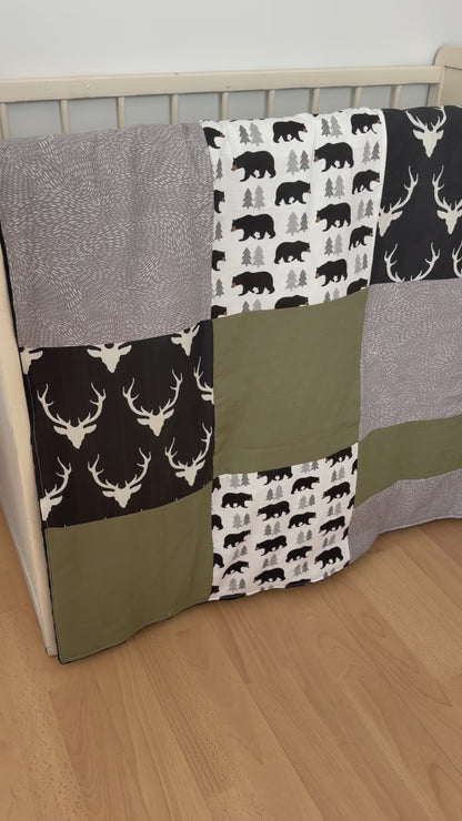 Prête à partir, Couverture de style courtepointe légèrement matelassée cerfs et ours noir, endos minky noir
