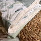 Couverture de style courtepointe EUCALYPTUS vert de gris et vert sauge Endos doux au choix et possibilité d'ajouter des accessoires assortis