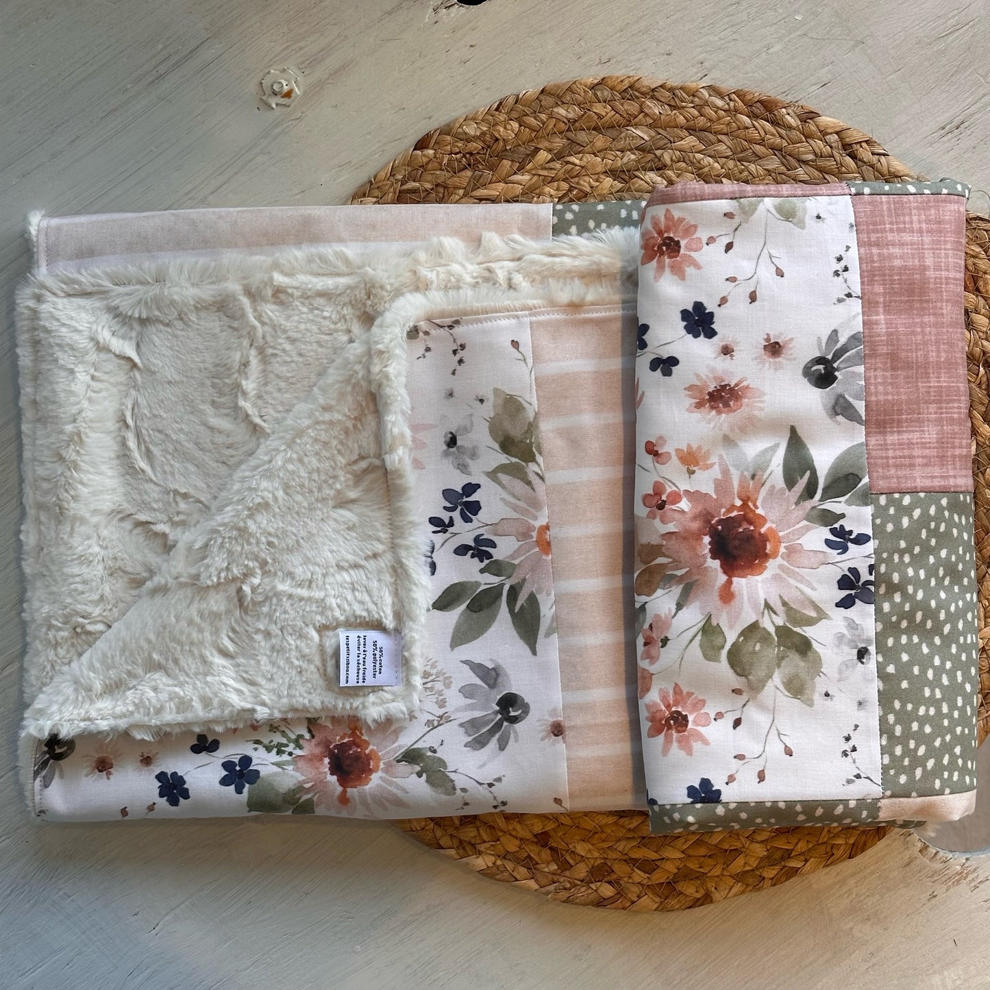 Couverture de style courtepointe FLEURI AUTOMNAL (gr.rose/spot vert/ligné beige) Endos doux au choix et possibilité d'ajouter des accessoires assortis